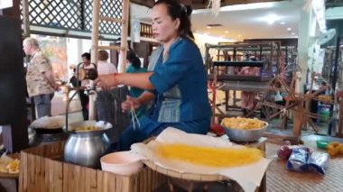 Chiang Mai, Tayland - 22 Mart 2019: Eski geleneksel tekerlek makinesiyle ipek fabrikasında çalışan kadınlar