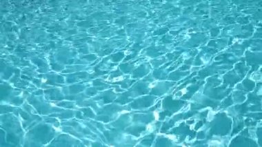 Küçük dalgaları ve su yansıması olan güzel turkuaz su
