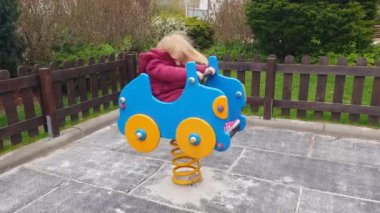 Çocuk parkında oynayan sevimli kız.