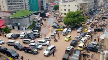 KINSHASA, CONGO - 5 Ocak 2020: Şehir sokağı, binalar ve trafik manzarası