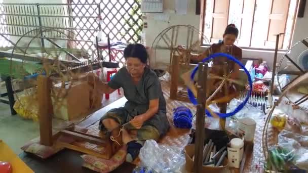 チェンマイ 2019年3月22日 古い伝統的なホイールマシンとシルク工場で働く女性 — ストック動画