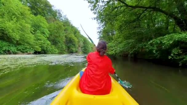 Small Wooden Boat Navigating Wild Tropical River Green Jungle Woman — Stock Video
