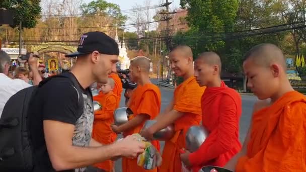 Chiang Mai Tailandia Marzo 2019 Monjes Tailandeses Afeitados Orando Vistiendo — Vídeo de stock