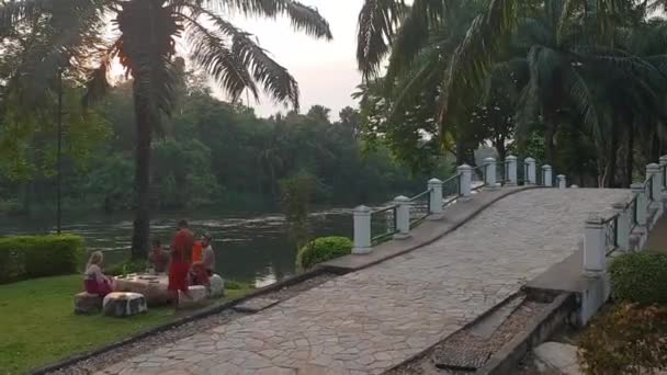 Tayland Ormandaki Güzel Köprü Tatil Beldesi — Stok video