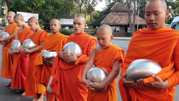 Pai Thailandia Marzo 2019 Monaci Buddisti Cinesi Con Vestaglia Rossa — Video Stock