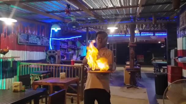 タイの美しい島 休暇先 タオ島近くのコナン元とタイのサムイ島 カフェで火で調理する男 — ストック動画