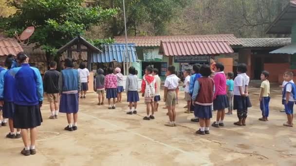 Mae Hong Son Thailand Juli 2019 Schoolleerlingen Bidden Etnische Minderheid — Stockvideo