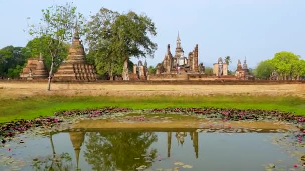 Sukhothai Thailand Juli 2019 Jättestora Buddha Statyer Och Ruiner Vid — Stockvideo