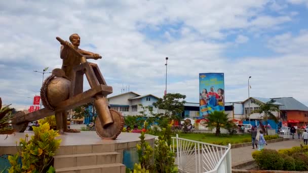 刚果戈马 2019年8月10日 一辆在刚果民主共和国东部使用木制双轮车辆Chukudu的雕像 用于运送重型货物 戈马的象征 — 图库视频影像