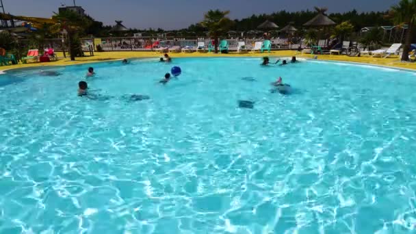 프랑스 2020 마르세유의 장소에서 아름다운 청록색 수영장에서 수영하는 사람들 — 비디오