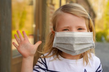 Yüz maskesi takan küçük bir kızın portresi, Coronavirus salgını dünya çapında kriz
