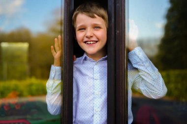 Şirin sarışın bir çocuğun portresi.