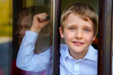 Şirin sarışın bir çocuğun portresi.