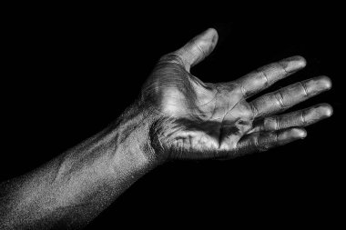 Siyah beyaz bir arka planda siyah beyaz bir el