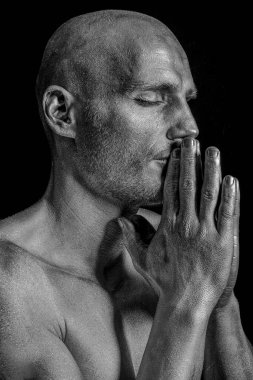 Yakışıklı bir adamın siyah beyaz portresi. 