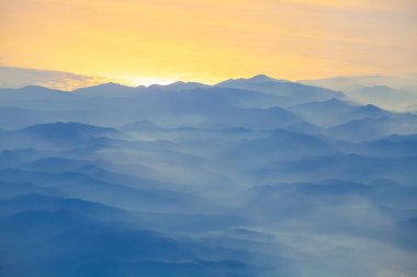 bulutlu ve güneşli dağ manzarası