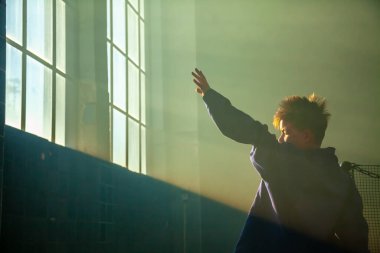 Çocuk karanlık odada pencereye bakıyor