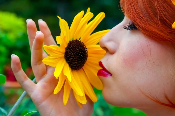 Pelirroja Con Girasol —  Fotos de Stock