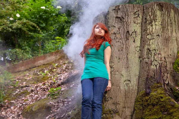 Jonge Vrouw Het Park — Stockfoto