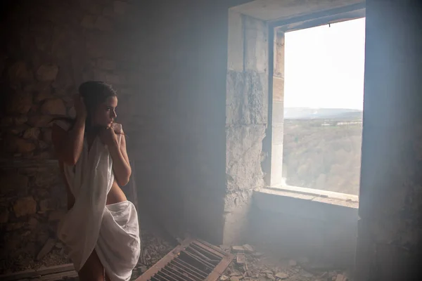 Pencerenin Arkasında Beyaz Elbiseli Genç Bir Kadın — Stok fotoğraf