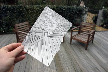 Masa ve sandalye, arka planda ahşap terası ve bahçesi olan bir kağıt parçasına çizilmiş. Karışık ortam resmi.