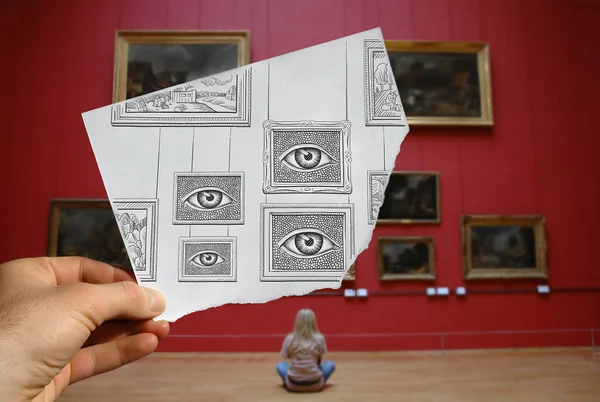背景の写真には 美術館の展示と赤い壁で大きな目を持つフレームを描いた鉛筆画で手作りの紙を示す混在メディアイメージ — ストック写真