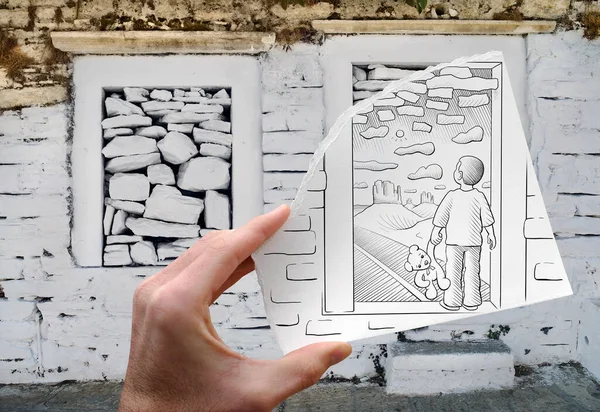 幻想的な風景と風景が描かれたドアの前で夢を見ている少年は 壁とブロックされた窓を背景に手書きの紙にスケッチを描いた 混在メディアイメージ — ストック写真