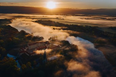 Beyaz Rusya 'daki Nesvizh Kalesi' nin Arial manzarası. Dawn.