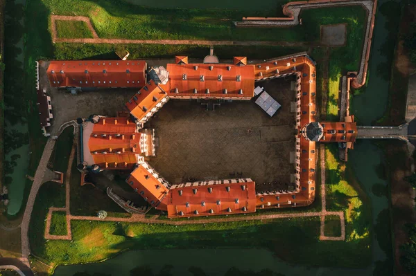 Foto aérea Castillo de Nesvizh en la noche de otoño, Bielorrusia Minsk, vista superior — Foto de Stock