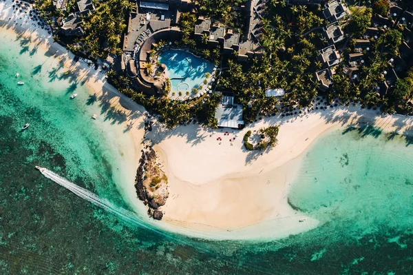 Aerial picture of the east coast of Mauritius Island. Flying above the turquoise lagoon of Mauritius in the region of Belle Mare — Stock Photo, Image