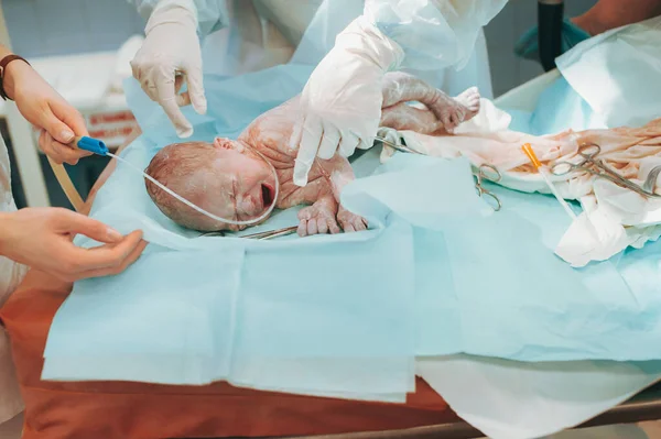 병원에서 갓 태어난 아기의 첫날 — 스톡 사진