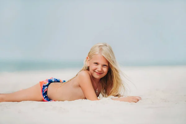 Αξιολάτρευτο κοριτσάκι στην παραλία κατά τη διάρκεια των καλοκαιρινών διακοπών — Φωτογραφία Αρχείου