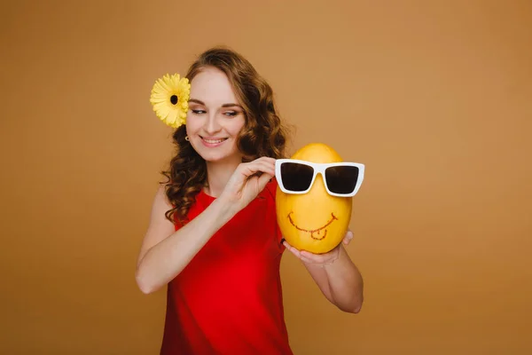 Retrato de una joven feliz sosteniendo un melón con gafas. Melón con una sonrisa — Foto de Stock