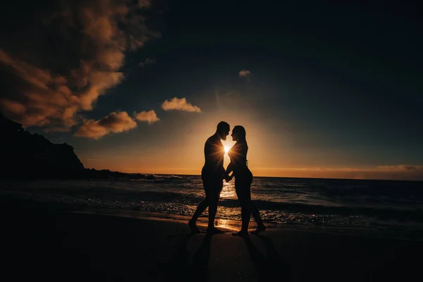 Un hombre hace una oferta con un anillo de bodas a su novia en la playa del mar. atardecer romántico dije que sí —  Fotos de Stock