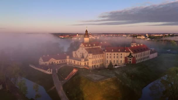 Verbazingwekkende dageraad in de mistige Nesvizh, Nesvizh. Het oude kasteel van de familie Radziwill. Belarus. — Stockvideo