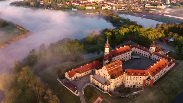 Úžasný úsvit v mlhavé Nesvizh, Nesvizh. Starobylý hrad rodiny Radziwillů. Bělorusko. — Stock video