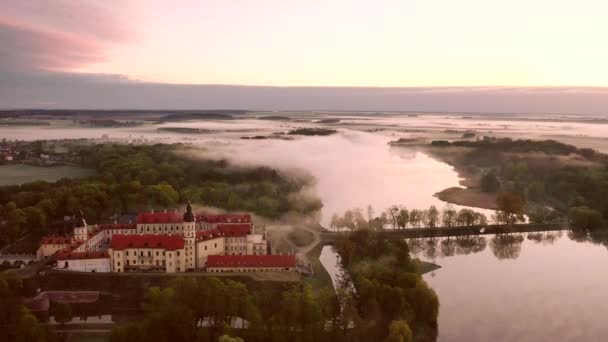 Καταπληκτική αυγή στο ομιχλώδες Nesvizh, Nesvizh. Το αρχαίο κάστρο της οικογένειας Radziwill. Λευκορωσία. — Αρχείο Βίντεο