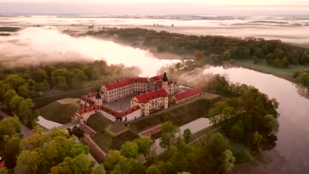 Increíble amanecer en la niebla Nesvizh, Nesvizh. El antiguo castillo de la familia Radziwill. Belarús . — Vídeos de Stock