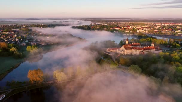 Verbazingwekkende dageraad in de mistige Nesvizh, Nesvizh. Het oude kasteel van de familie Radziwill. Belarus. — Stockvideo