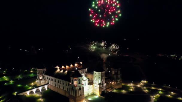 ミール城の近くの花火、城の近くの夜の花火、ベラルーシ、ミールの鳥の目の景色 — ストック動画