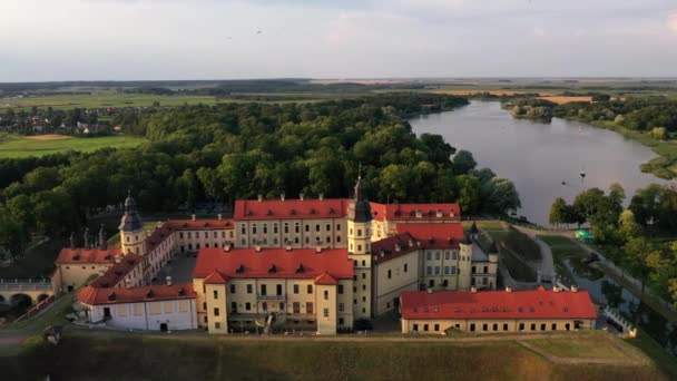 Úžasný úsvit v mlhavé Nesvizh, Nesvizh. Starobylý hrad rodiny Radziwillů. Bělorusko. — Stock video