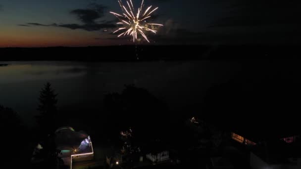 Letnie fajerwerki na festiwalu wieczorem. Fajerwerki na weselu. Salutować nad jeziorem. — Wideo stockowe