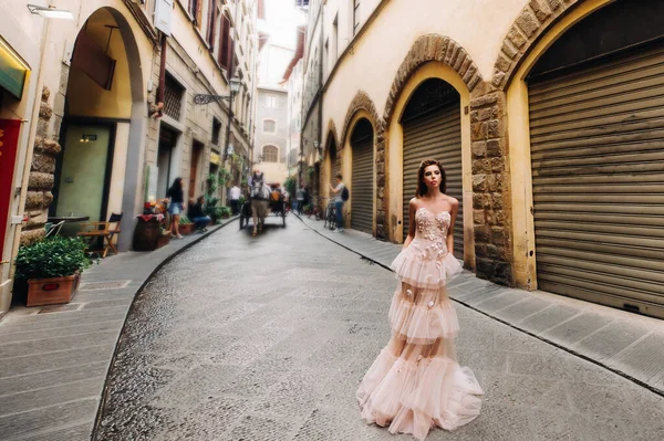 Belle fille modèle en robe de mariée rose photographié à Florence, séance photo à Florence mariée — Photo