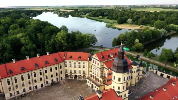 Verbazingwekkende dageraad in de mistige Nesvizh, Nesvizh. Het oude kasteel van de familie Radziwill. Belarus. — Stockvideo