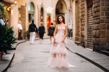 Floransa 'da fotoğraflanmış pembe gelinlik içinde güzel bir manken, Floransa' da fotoğraf çekimi.
