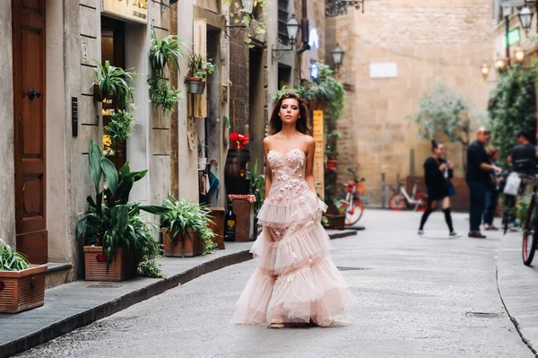 Belle fille modèle en robe de mariée rose photographié à Florence, séance photo à Florence mariée — Photo