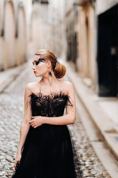 Une mariée élégante dans une robe de mariée noire pose dans la vieille ville française d'Avignon. Modèle en robe noire. Palais pontifical d'Avignon, Provence. — Photo