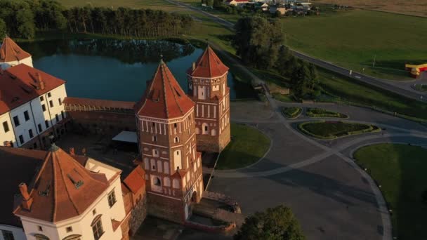 Letecký pohled na hrad Mir v Bělorusku, letecký pohled na středověký hrad — Stock video