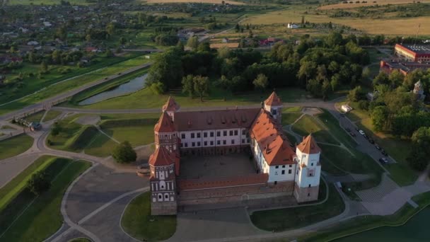 Veduta aerea del castello di Mir in Bielorussia, veduta aerea di un castello medievale — Video Stock