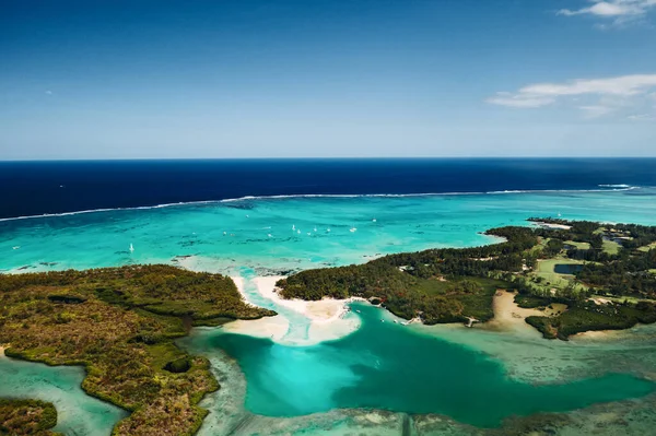 Zdjęcie lotnicze wschodniego wybrzeża wyspy Mauritius. Piękna laguna wyspy Mauritius strzał z góry. Żeglarstwo łodzią w turkusowej lagunie — Zdjęcie stockowe